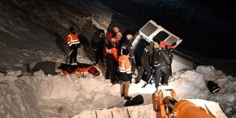 Van’da çığ düştü: 1 ölü, 12 yaralı