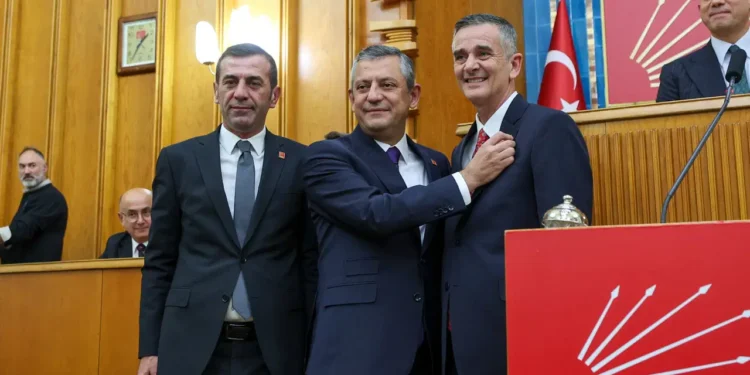 İYİ Parti’den ihraç edilen Ümit Dikbayır, CHP’ye katıldı: Rozetini Özgür Özel taktı