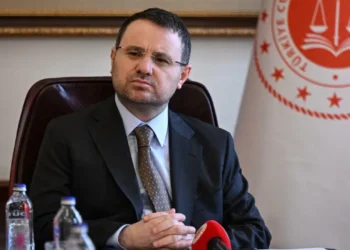 Bakan Gürlek, kazandığı tazminatı Kızılay’a bağışladı