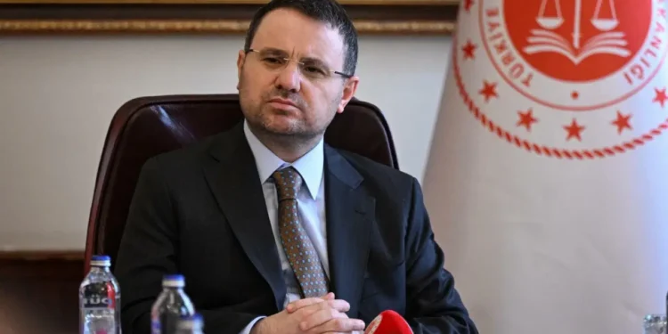 Bakan Gürlek, kazandığı tazminatı Kızılay’a bağışladı